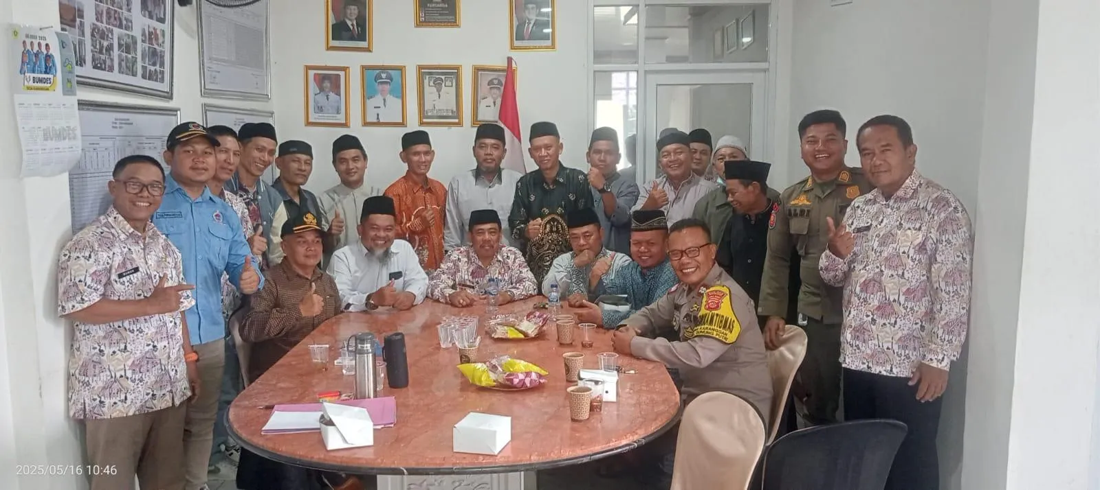 Hadi Latif, Sekretaris Desa Karanggan, bersama jajaran perangkat desa