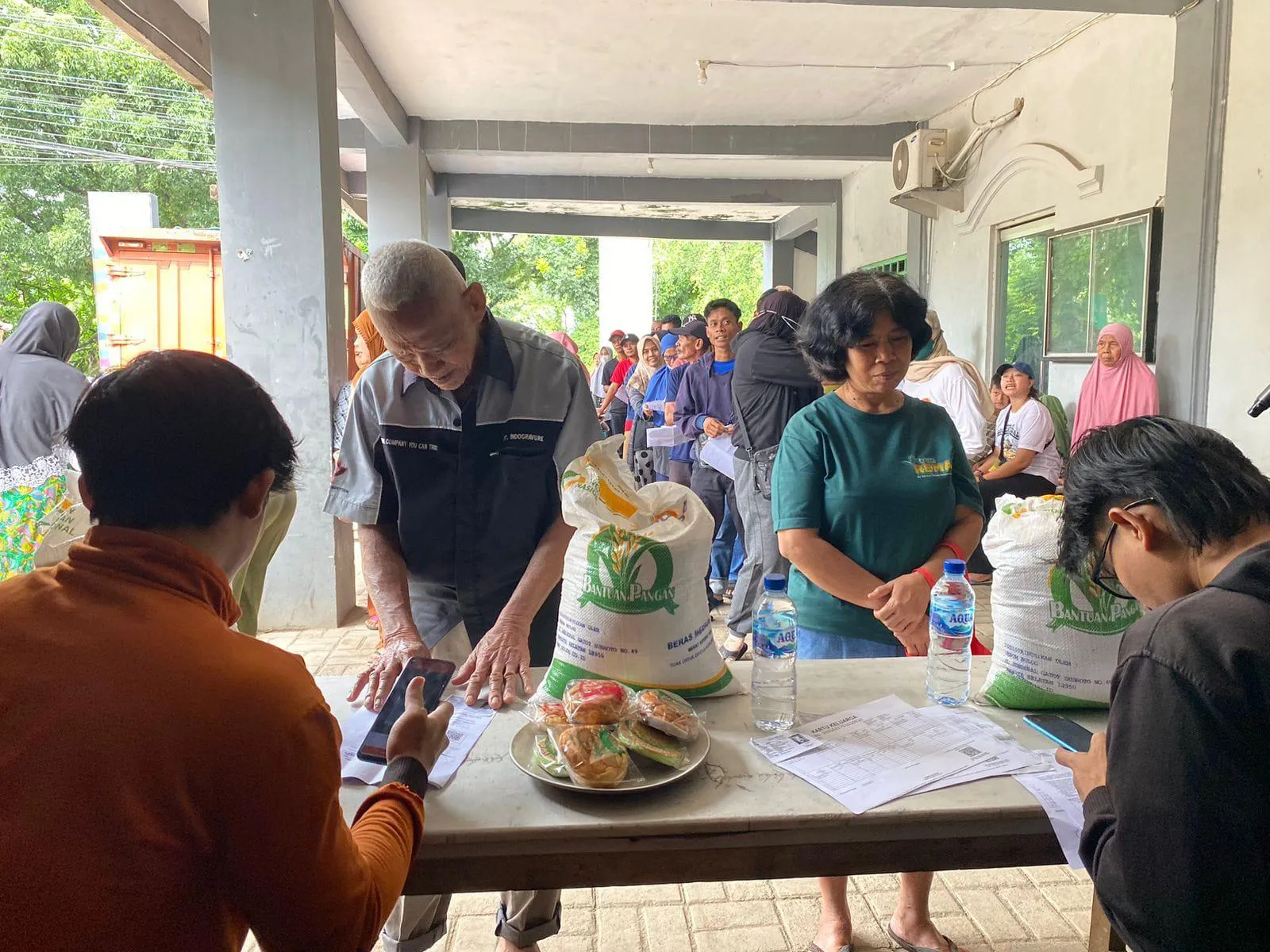 Kegiatan penyaluran bantuan pangan di Desa Karanggan