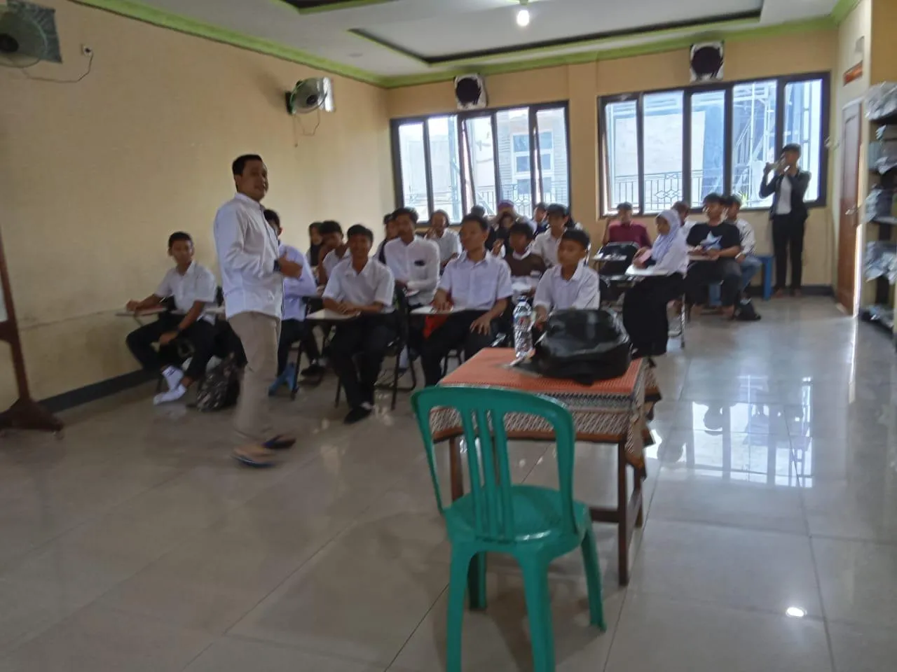 Hadi Latif, Sekretaris Desa Karanggan, terlihat sedang memberikan pembinaan dan motivasi kepada para peserta kegiatan di aula desa