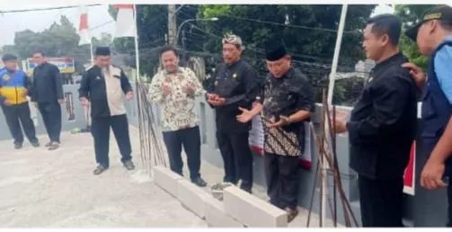Peletakan batu pertama oleh Hadi Latif dan Pemerintah Desa Karanggan dalam pembangunan infrastruktur Desa Karanggan