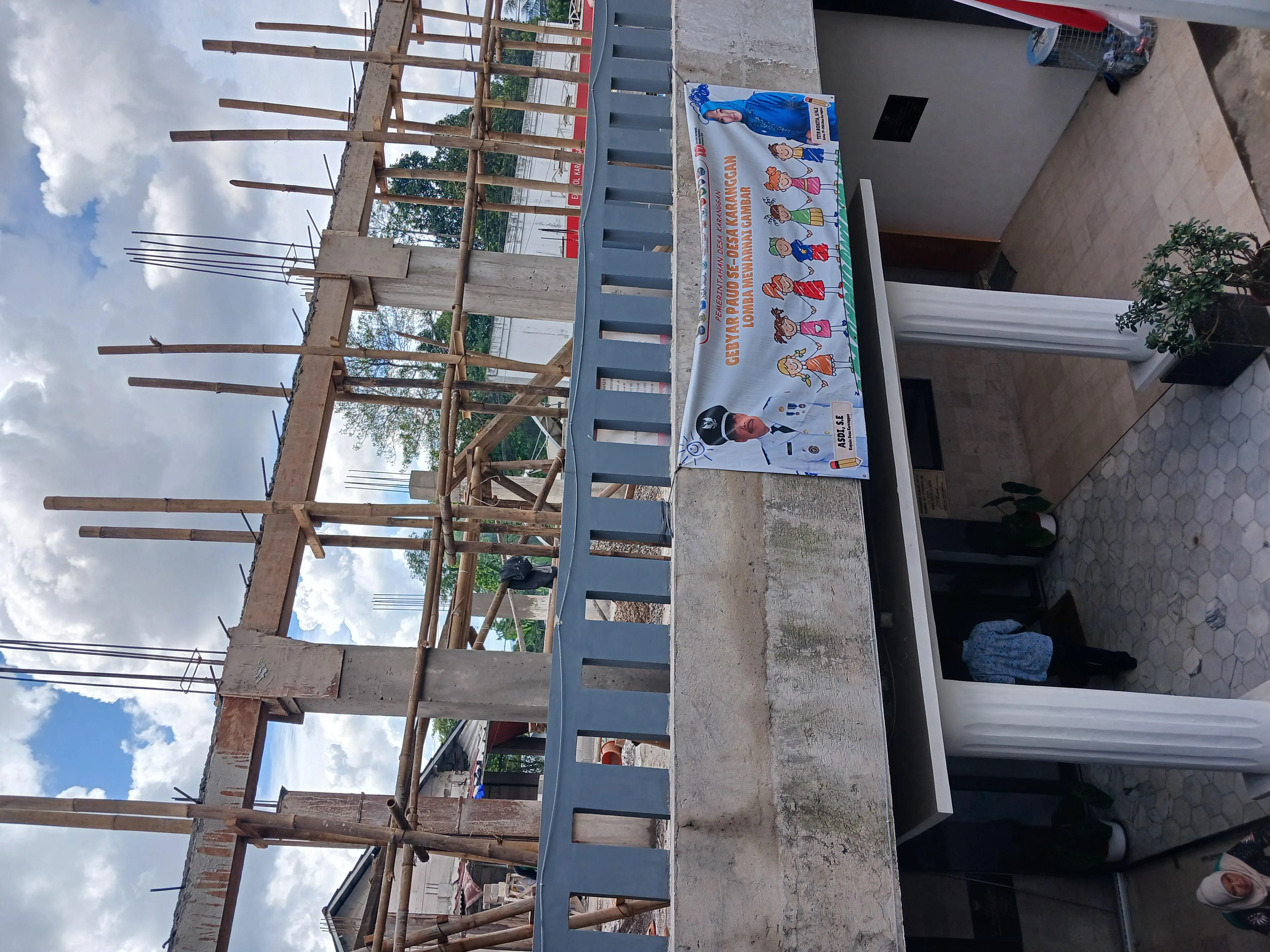 Pembangunan lantai dua balai Desa Karanggan oleh Pemerintah Desa Karanggan bersama Hadi Latif dan kesra dengan anggaran BANKEU.