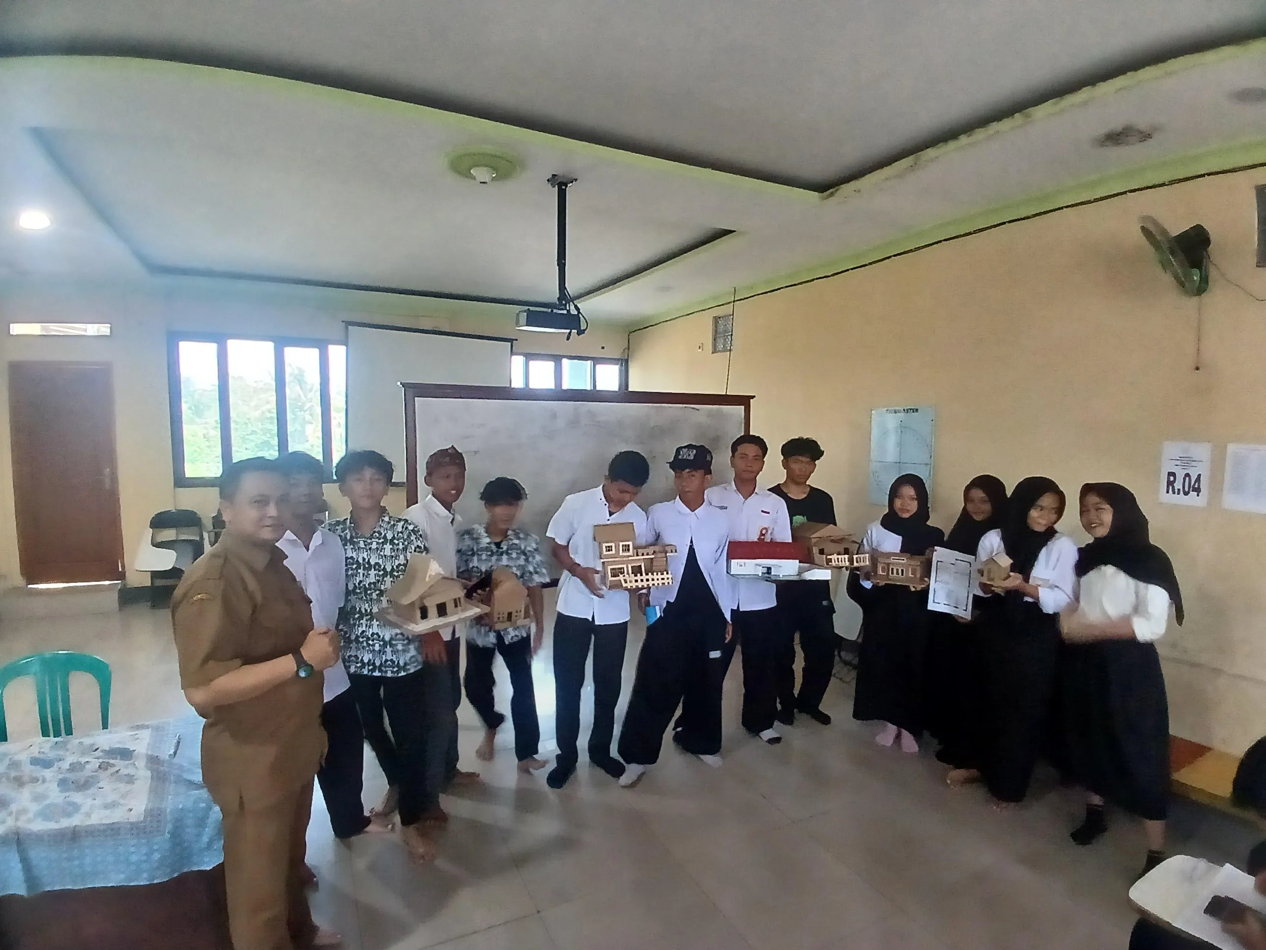 Peserta program pendidikan desa di Desa Karanggan bersama Pemerintah Desa Karanggan dan PKBM Tarbiyatul Falah memamerkan maket bangunan hasil karya mereka dalam bimbingan Hadi Latif.