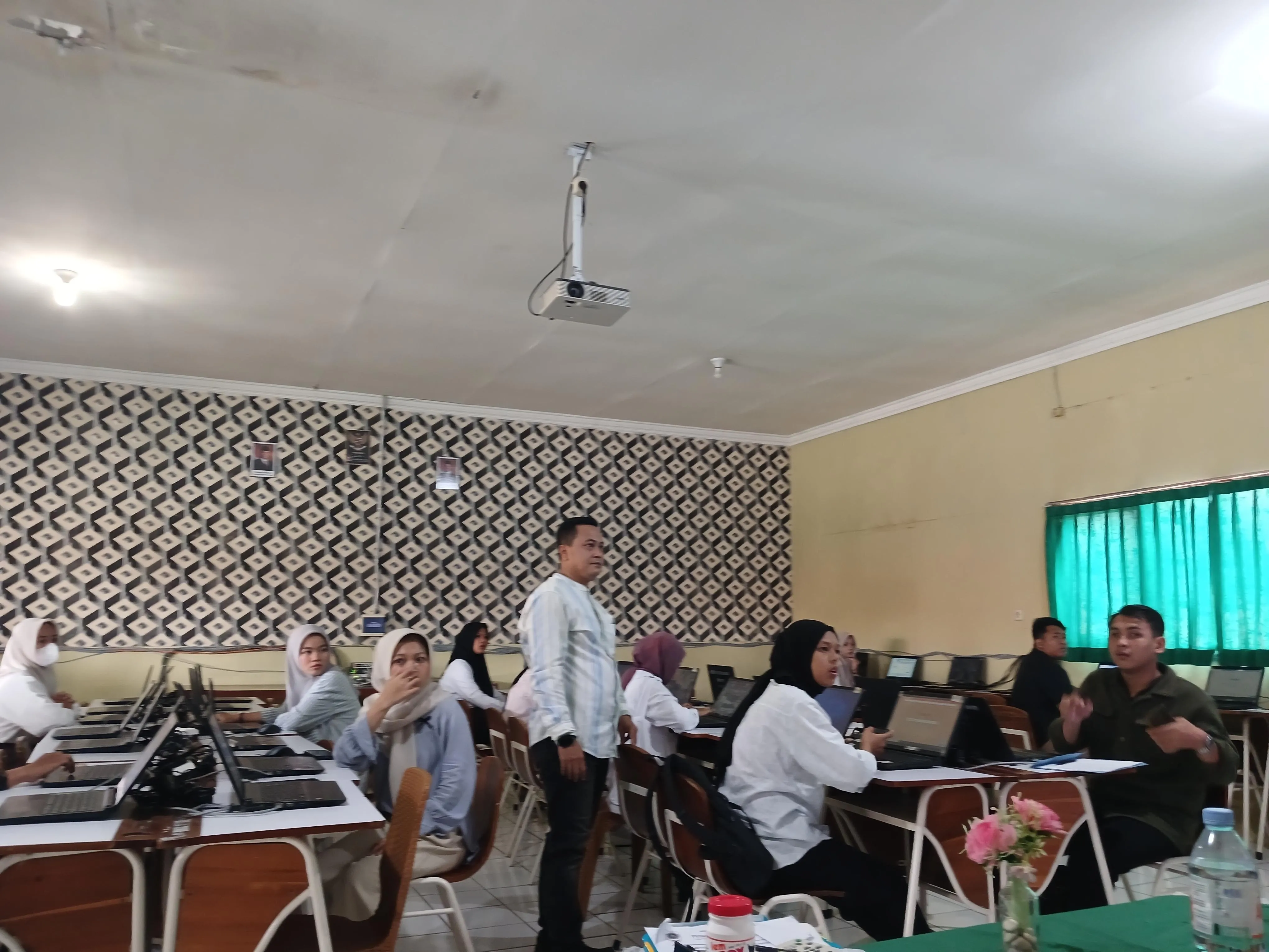 kunjungan bapak Hadi latif kelokasi smp negri 1 warnaherang dalam rangka pengembangan potensi oendidikan