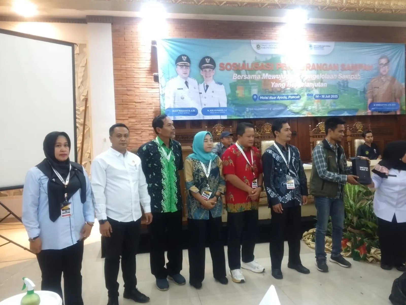 dalam rangka mengurangi penggunaan sampah dimasing-masing wilayah'mewakili kepala desa karanggan 'sekertaris desa karanggan 'hadi latif'ikut serta dalam kegiatan ini,diadakan di puncak-bogor, ujarnya'penting sekali agar masyarakat  